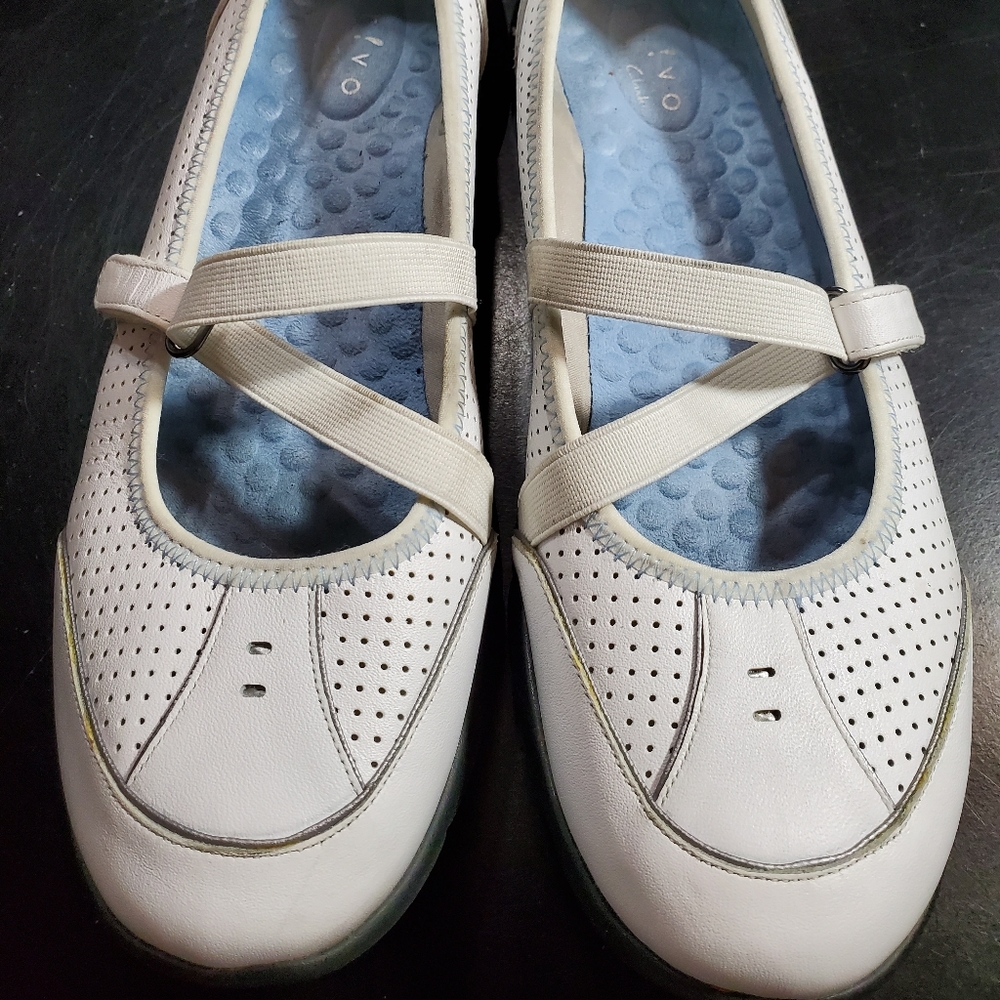 👉 2/10 or 3/15 White flat shoes 8.5